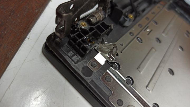 Reparación de la bisagra de un portátil en el taller de IAFIDI