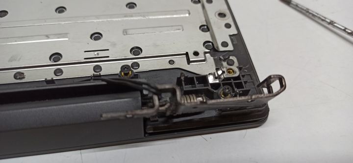 Reparación de la bisagra de un portátil en el taller de IAFIDI